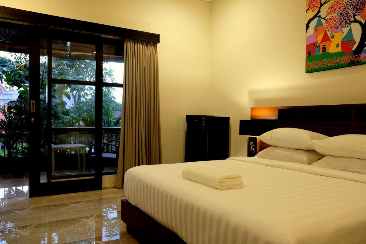 The New Moon Seminyak Hotel Exterior foto